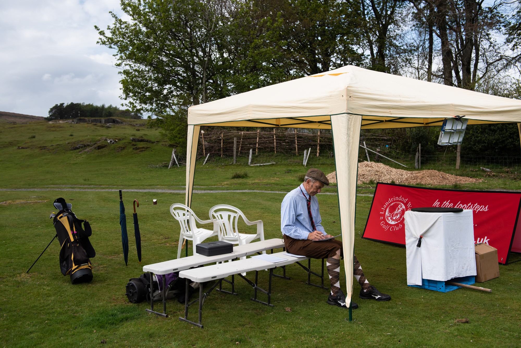 Philip Hatcher-Moore: Phil photographs curious golfers for NYT 